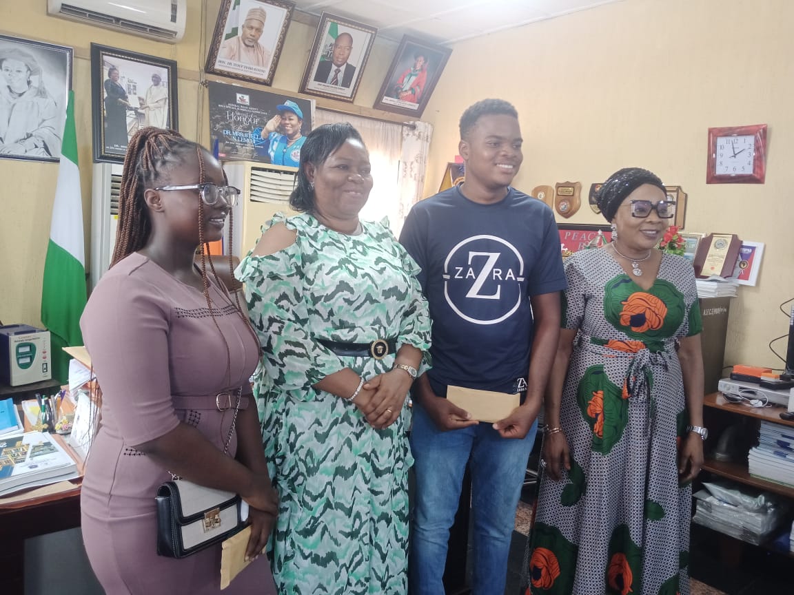 AIFUE MANAGEMENT HONOURS 2 STUDENTS FOR SCORING HIGH MARKS IN JAMB EXAMS